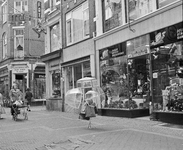62750 Gezicht op de winkelpanden Lijnmarkt 3-9 te Utrecht, met links van het midden de ingang van de Boterstraat.